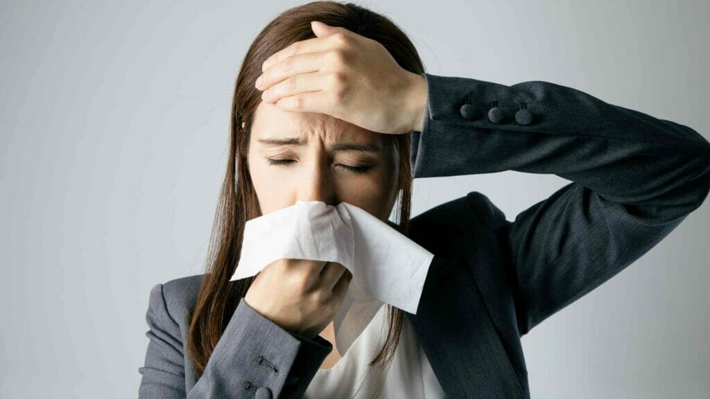 Salt Water Gargling For Sore Throat and Mouth Ulcers - Benefits of Gargling with SaltWater 2 Salt Water Gargling