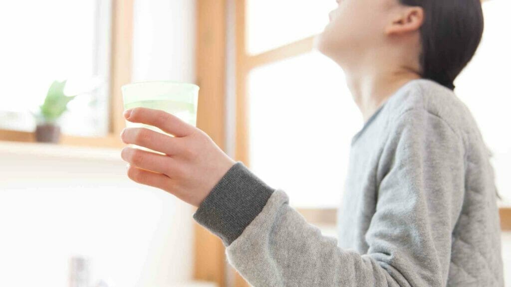 Salt Water Gargling For Sore Throat and Mouth Ulcers - Benefits of Gargling with SaltWater 4 Salt Water Gargling